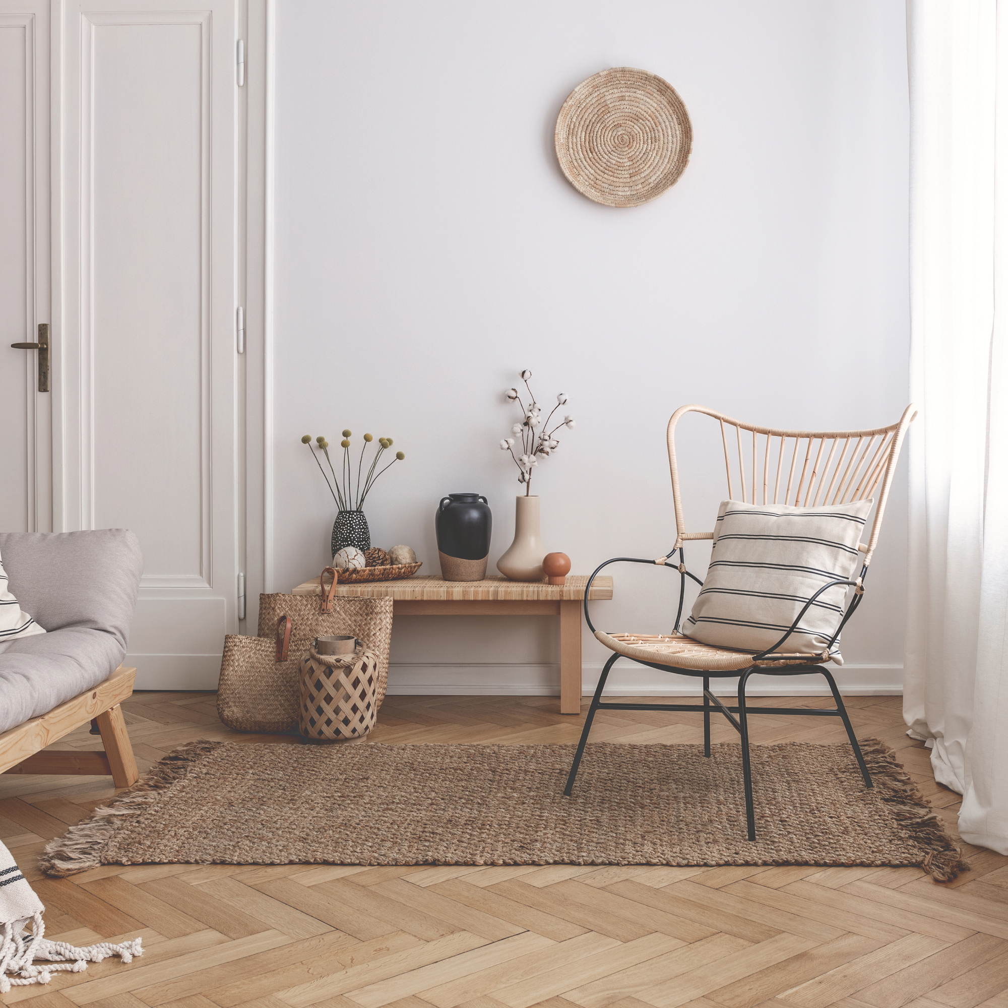 Intérieur cosy d'une location avec fauteuil en rotin