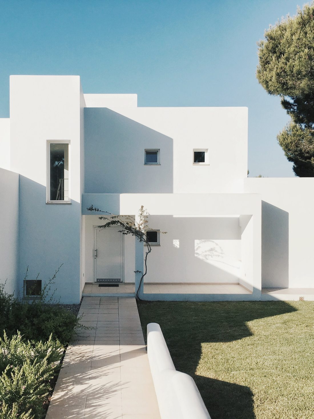 Belle maison blanche contemporaine au Pays Basque